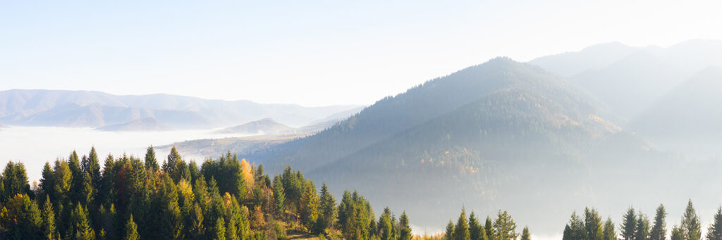 Morgenstimmung in den Bergen mit weiten Ausblicken – Sinnbild für Weitblick, Orientierung und neue Perspektiven
